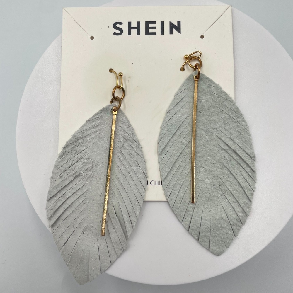 VTG Y2K Boho Gray Faux Leather Fringed Feather Drop Gold Bar Statement Earrings